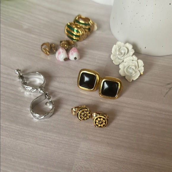 Elegant Black and Gold Earrings Cli On - Picture 1 of 8